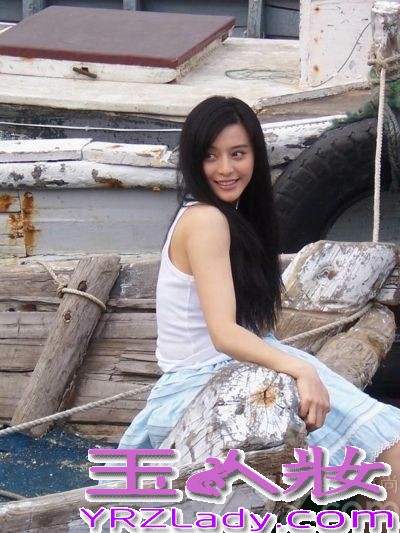 还记得范冰冰以金锁的身份出现在还珠格格里的造型吗？那时候的她青春可爱，活泼俏丽，范爷随即用她独特的魅力，演变到现在的时尚女神，除了性感诱惑的一面，范冰冰还以清纯著称，下面小编就来带你看看范冰冰早年的写真集，揭秘气质清纯美女照。