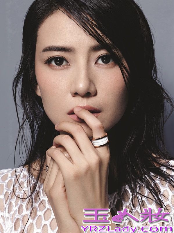 近日，高圆圆为某时尚杂志拍摄了一组封面大片，永恒经典的黑白配色搭配精致的妆容，优雅知性的同时又赋予“国民女神”一丝冷艳与华丽。采访中高圆圆被问及是否在意别人只顾及美貌时坦然答道：“我一度排斥别人说我漂亮。但是现在我意识到这么想是不对的。为什么不能正视自己的优点呢？被赞美的时候，应该要去坦然地接受，并衷心的感谢对方。”