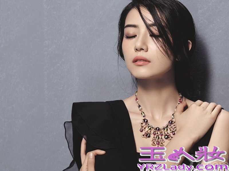 近日，高圆圆为某时尚杂志拍摄了一组封面大片，永恒经典的黑白配色搭配精致的妆容，优雅知性的同时又赋予“国民女神”一丝冷艳与华丽。采访中高圆圆被问及是否在意别人只顾及美貌时坦然答道：“我一度排斥别人说我漂亮。但是现在我意识到这么想是不对的。为什么不能正视自己的优点呢？被赞美的时候，应该要去坦然地接受，并衷心的感谢对方。”