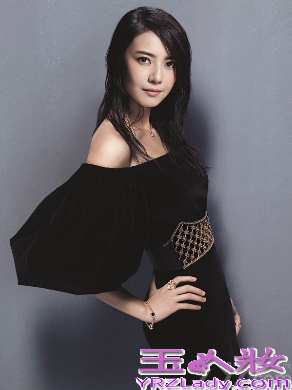 近日，高圆圆为某时尚杂志拍摄了一组封面大片，永恒经典的黑白配色搭配精致的妆容，优雅知性的同时又赋予“国民女神”一丝冷艳与华丽。采访中高圆圆被问及是否在意别人只顾及美貌时坦然答道：“我一度排斥别人说我漂亮。但是现在我意识到这么想是不对的。为什么不能正视自己的优点呢？被赞美的时候，应该要去坦然地接受，并衷心的感谢对方。”