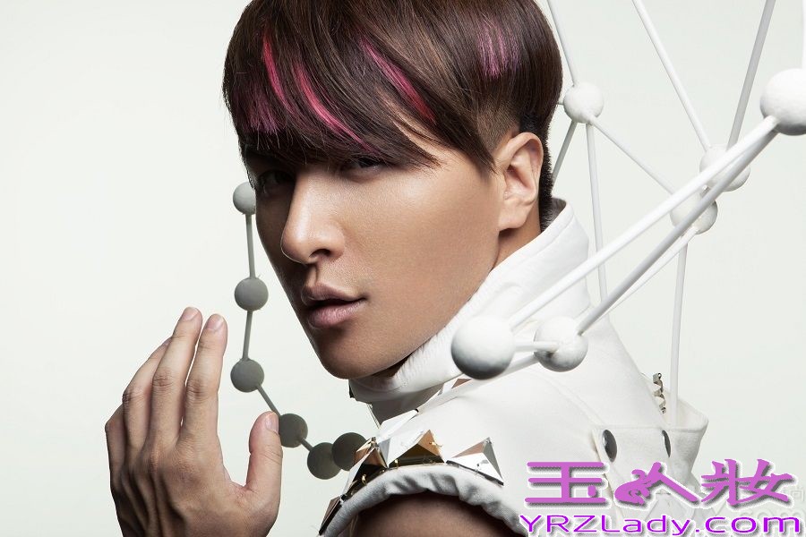  “参宿七”系猎户座最亮的超蓝巨星，为了诠释“星系”的概念，在专辑封面的造型上，曹轩宾大胆尝试突破，不同于上一张EP《你的三次方》忧郁的感觉，新专辑封面造型以明媚的白色为主色调，由肩颈处延伸出，一组立体球形结构，以“行为艺术”的形式呈现星系的感觉，艺术感极强。除了这套以专辑名称“参宿七”为概念的特别“宇宙星系”造型之外，公司邀请来台湾著名设计师VIVA GAO女士为曹轩宾量身打造出五套高级定制服装。虽然音乐是一种艺术，但视觉对于曹轩宾来说也同样是一种态度的传达，新专辑将呈现九套不同视觉，以完全无交集的风格展现了曹轩宾对于艺术的驰骋想象和表达能量。