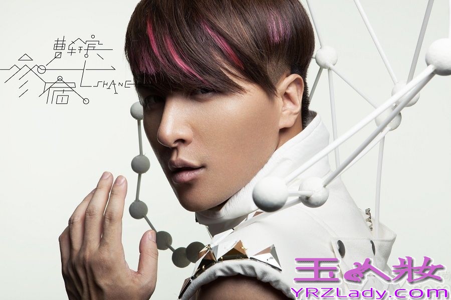  “参宿七”系猎户座最亮的超蓝巨星，为了诠释“星系”的概念，在专辑封面的造型上，曹轩宾大胆尝试突破，不同于上一张EP《你的三次方》忧郁的感觉，新专辑封面造型以明媚的白色为主色调，由肩颈处延伸出，一组立体球形结构，以“行为艺术”的形式呈现星系的感觉，艺术感极强。除了这套以专辑名称“参宿七”为概念的特别“宇宙星系”造型之外，公司邀请来台湾著名设计师VIVA GAO女士为曹轩宾量身打造出五套高级定制服装。虽然音乐是一种艺术，但视觉对于曹轩宾来说也同样是一种态度的传达，新专辑将呈现九套不同视觉，以完全无交集的风格展现了曹轩宾对于艺术的驰骋想象和表达能量。