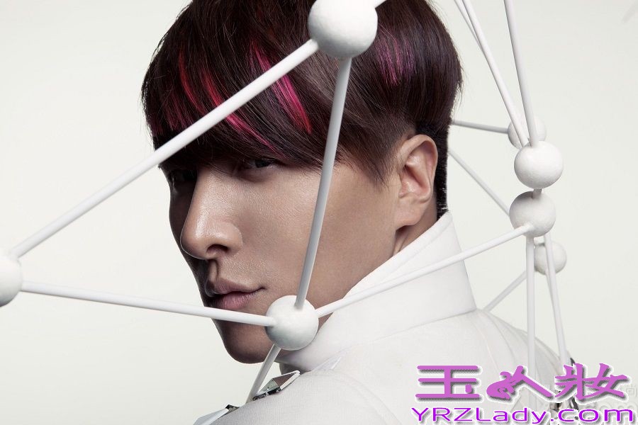  “参宿七”系猎户座最亮的超蓝巨星，为了诠释“星系”的概念，在专辑封面的造型上，曹轩宾大胆尝试突破，不同于上一张EP《你的三次方》忧郁的感觉，新专辑封面造型以明媚的白色为主色调，由肩颈处延伸出，一组立体球形结构，以“行为艺术”的形式呈现星系的感觉，艺术感极强。除了这套以专辑名称“参宿七”为概念的特别“宇宙星系”造型之外，公司邀请来台湾著名设计师VIVA GAO女士为曹轩宾量身打造出五套高级定制服装。虽然音乐是一种艺术，但视觉对于曹轩宾来说也同样是一种态度的传达，新专辑将呈现九套不同视觉，以完全无交集的风格展现了曹轩宾对于艺术的驰骋想象和表达能量。