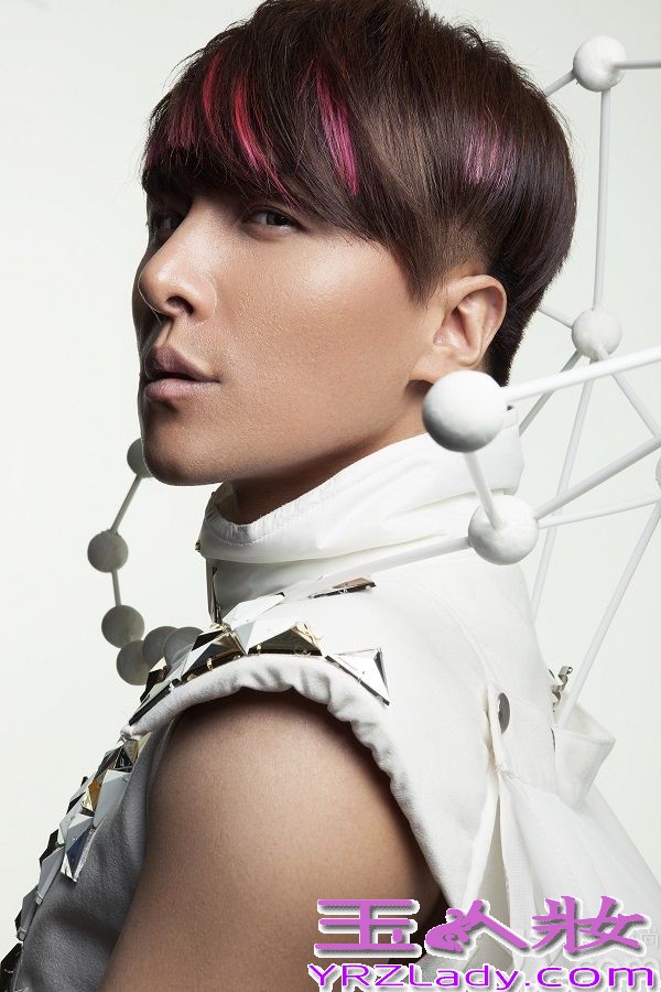  “参宿七”系猎户座最亮的超蓝巨星，为了诠释“星系”的概念，在专辑封面的造型上，曹轩宾大胆尝试突破，不同于上一张EP《你的三次方》忧郁的感觉，新专辑封面造型以明媚的白色为主色调，由肩颈处延伸出，一组立体球形结构，以“行为艺术”的形式呈现星系的感觉，艺术感极强。除了这套以专辑名称“参宿七”为概念的特别“宇宙星系”造型之外，公司邀请来台湾著名设计师VIVA GAO女士为曹轩宾量身打造出五套高级定制服装。虽然音乐是一种艺术，但视觉对于曹轩宾来说也同样是一种态度的传达，新专辑将呈现九套不同视觉，以完全无交集的风格展现了曹轩宾对于艺术的驰骋想象和表达能量。