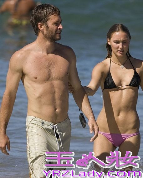 近日，欧美大片《速度与激情》男主角保罗沃克车祸身亡享年40岁。让影迷们感到很惋惜，据了解，保罗沃克当时与一位友人正在试驾一辆保时捷跑车，后因失去控制撞向路边的杆子而引起爆炸，两人均因身亡。
保罗沃克和前女友蕾贝卡育有一女，现任女友是今年23岁的贾斯敏-高斯内尔(Jasmine Pilchard-Gosnell)，一起来回顾保罗沃克生前与女友的甜蜜瞬间吧！