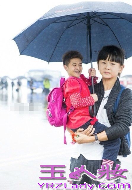 近日一组《爸爸去哪儿》(在线观看)的恶搞PS照在网络上疯传，网友将五位爸爸与孩子们的现场照进行了头像互换，搞笑趣味十足，大批网友疯狂转载。郭涛(微博)在微博上传了这组图片，并称“你们这绝对是要逆天的节奏，你们太坏了，你们弄这玩意让我们这群巴鼻情何以堪？