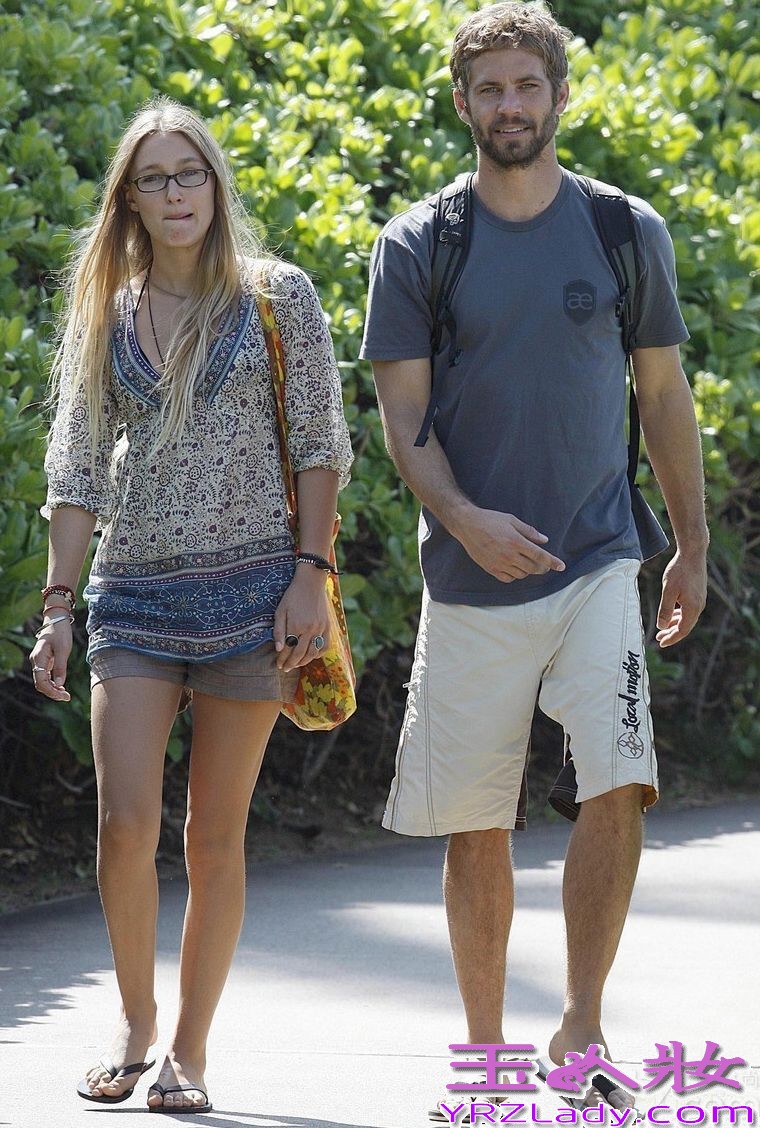 近日，欧美大片《速度与激情》男主角保罗沃克车祸身亡享年40岁。让影迷们感到很惋惜，据了解，保罗沃克当时与一位友人正在试驾一辆保时捷跑车，后因失去控制撞向路边的杆子而引起爆炸，两人均因身亡。
保罗沃克和前女友蕾贝卡育有一女，现任女友是今年23岁的贾斯敏-高斯内尔(Jasmine Pilchard-Gosnell)，一起来回顾保罗沃克生前与女友的甜蜜瞬间吧！