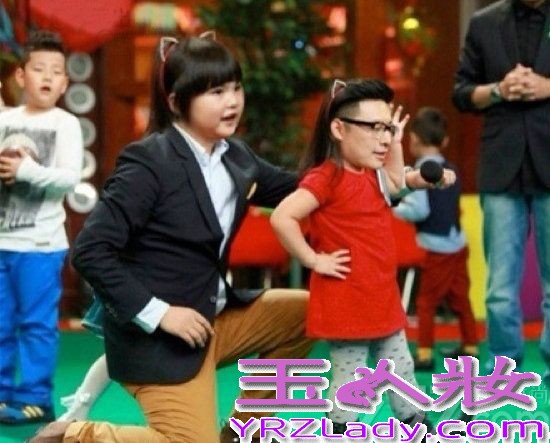 近日一组《爸爸去哪儿》(在线观看)的恶搞PS照在网络上疯传，网友将五位爸爸与孩子们的现场照进行了头像互换，搞笑趣味十足，大批网友疯狂转载。郭涛(微博)在微博上传了这组图片，并称“你们这绝对是要逆天的节奏，你们太坏了，你们弄这玩意让我们这群巴鼻情何以堪？