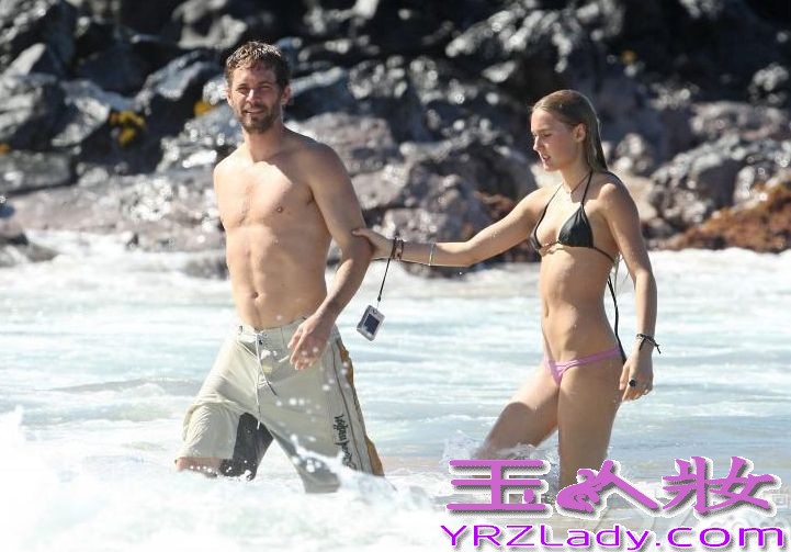 近日，欧美大片《速度与激情》男主角保罗沃克车祸身亡享年40岁。让影迷们感到很惋惜，据了解，保罗沃克当时与一位友人正在试驾一辆保时捷跑车，后因失去控制撞向路边的杆子而引起爆炸，两人均因身亡。
保罗沃克和前女友蕾贝卡育有一女，现任女友是今年23岁的贾斯敏-高斯内尔(Jasmine Pilchard-Gosnell)，一起来回顾保罗沃克生前与女友的甜蜜瞬间吧！