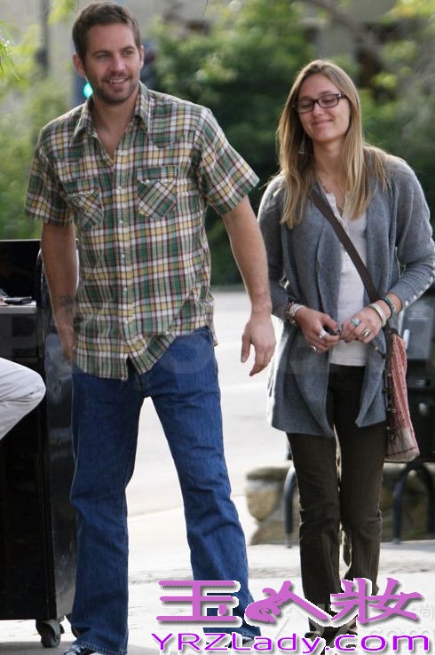 近日，欧美大片《速度与激情》男主角保罗沃克车祸身亡享年40岁。让影迷们感到很惋惜，据了解，保罗沃克当时与一位友人正在试驾一辆保时捷跑车，后因失去控制撞向路边的杆子而引起爆炸，两人均因身亡。
保罗沃克和前女友蕾贝卡育有一女，现任女友是今年23岁的贾斯敏-高斯内尔(Jasmine Pilchard-Gosnell)，一起来回顾保罗沃克生前与女友的甜蜜瞬间吧！