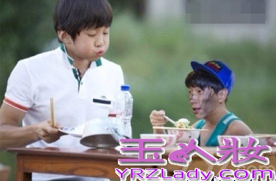 近日一组《爸爸去哪儿》(在线观看)的恶搞PS照在网络上疯传，网友将五位爸爸与孩子们的现场照进行了头像互换，搞笑趣味十足，大批网友疯狂转载。郭涛(微博)在微博上传了这组图片，并称“你们这绝对是要逆天的节奏，你们太坏了，你们弄这玩意让我们这群巴鼻情何以堪？