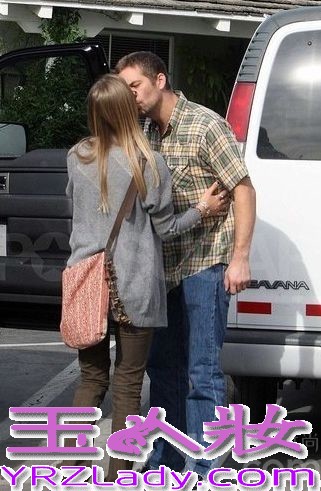 近日，欧美大片《速度与激情》男主角保罗沃克车祸身亡享年40岁。让影迷们感到很惋惜，据了解，保罗沃克当时与一位友人正在试驾一辆保时捷跑车，后因失去控制撞向路边的杆子而引起爆炸，两人均因身亡。
保罗沃克和前女友蕾贝卡育有一女，现任女友是今年23岁的贾斯敏-高斯内尔(Jasmine Pilchard-Gosnell)，一起来回顾保罗沃克生前与女友的甜蜜瞬间吧！