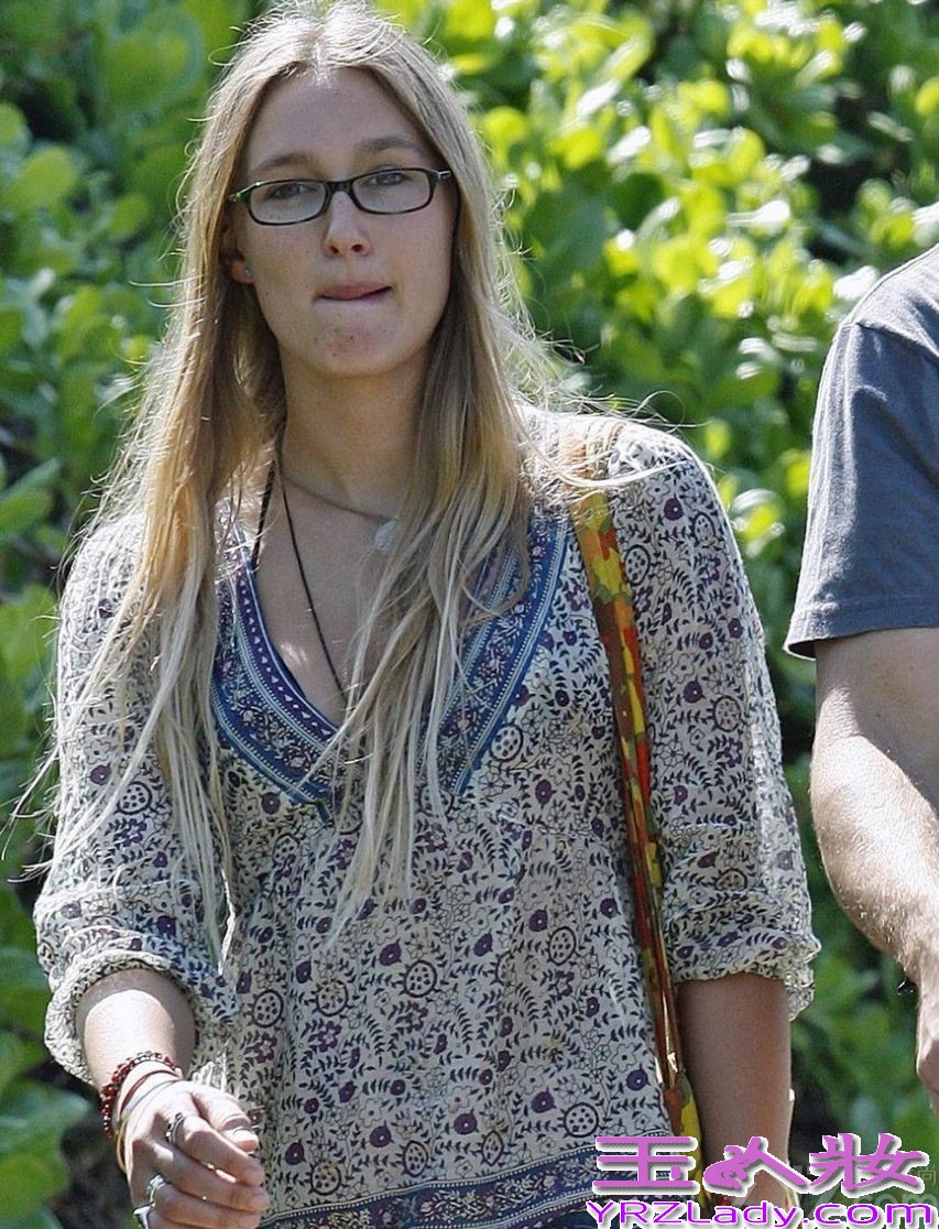 近日，欧美大片《速度与激情》男主角保罗沃克车祸身亡享年40岁。让影迷们感到很惋惜，据了解，保罗沃克当时与一位友人正在试驾一辆保时捷跑车，后因失去控制撞向路边的杆子而引起爆炸，两人均因身亡。
保罗沃克和前女友蕾贝卡育有一女，现任女友是今年23岁的贾斯敏-高斯内尔(Jasmine Pilchard-Gosnell)，一起来回顾保罗沃克生前与女友的甜蜜瞬间吧！