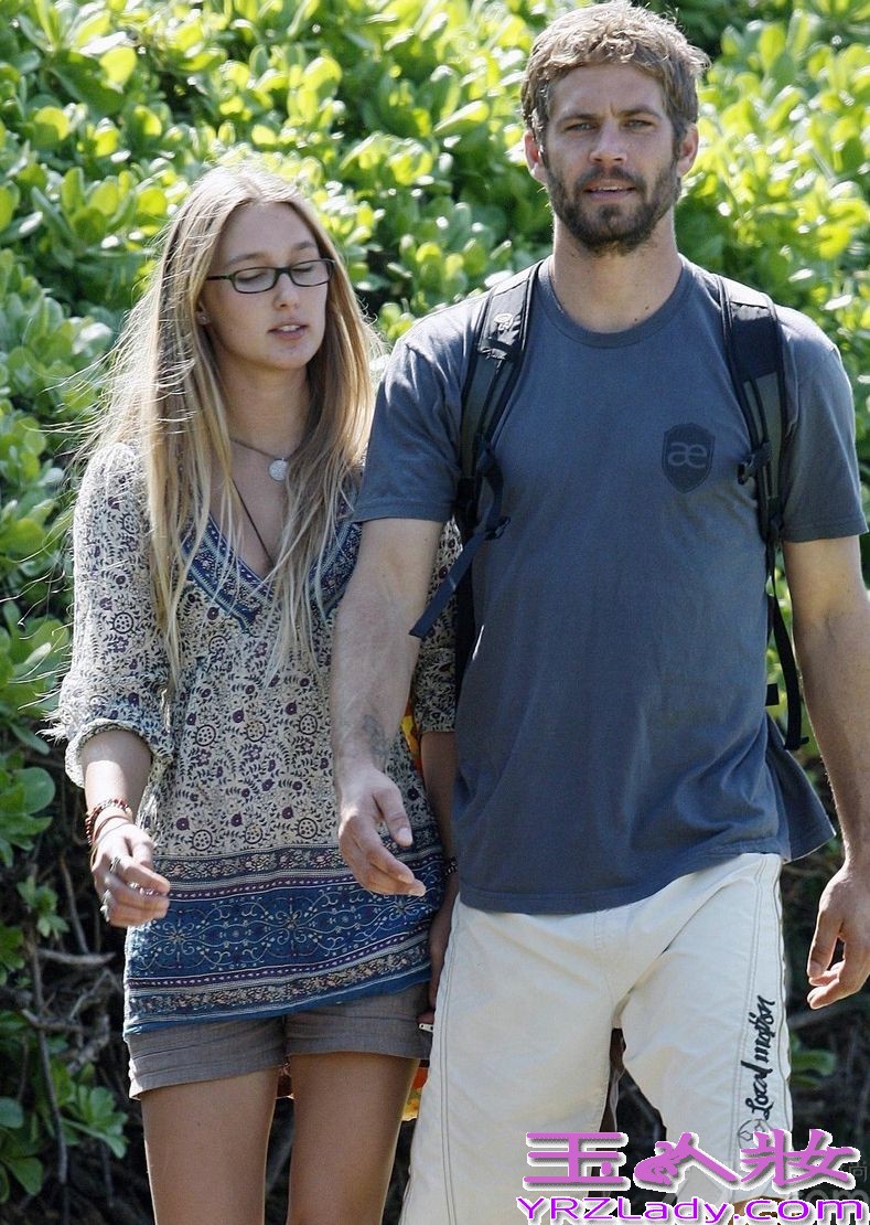 近日，欧美大片《速度与激情》男主角保罗沃克车祸身亡享年40岁。让影迷们感到很惋惜，据了解，保罗沃克当时与一位友人正在试驾一辆保时捷跑车，后因失去控制撞向路边的杆子而引起爆炸，两人均因身亡。
保罗沃克和前女友蕾贝卡育有一女，现任女友是今年23岁的贾斯敏-高斯内尔(Jasmine Pilchard-Gosnell)，一起来回顾保罗沃克生前与女友的甜蜜瞬间吧！