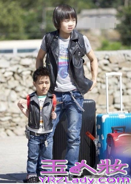 近日一组《爸爸去哪儿》(在线观看)的恶搞PS照在网络上疯传，网友将五位爸爸与孩子们的现场照进行了头像互换，搞笑趣味十足，大批网友疯狂转载。郭涛(微博)在微博上传了这组图片，并称“你们这绝对是要逆天的节奏，你们太坏了，你们弄这玩意让我们这群巴鼻情何以堪？