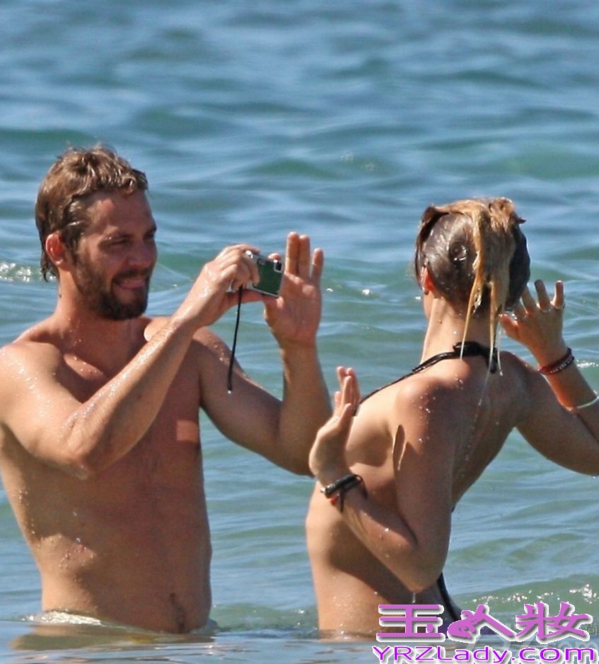 近日，欧美大片《速度与激情》男主角保罗沃克车祸身亡享年40岁。让影迷们感到很惋惜，据了解，保罗沃克当时与一位友人正在试驾一辆保时捷跑车，后因失去控制撞向路边的杆子而引起爆炸，两人均因身亡。
保罗沃克和前女友蕾贝卡育有一女，现任女友是今年23岁的贾斯敏-高斯内尔(Jasmine Pilchard-Gosnell)，一起来回顾保罗沃克生前与女友的甜蜜瞬间吧！