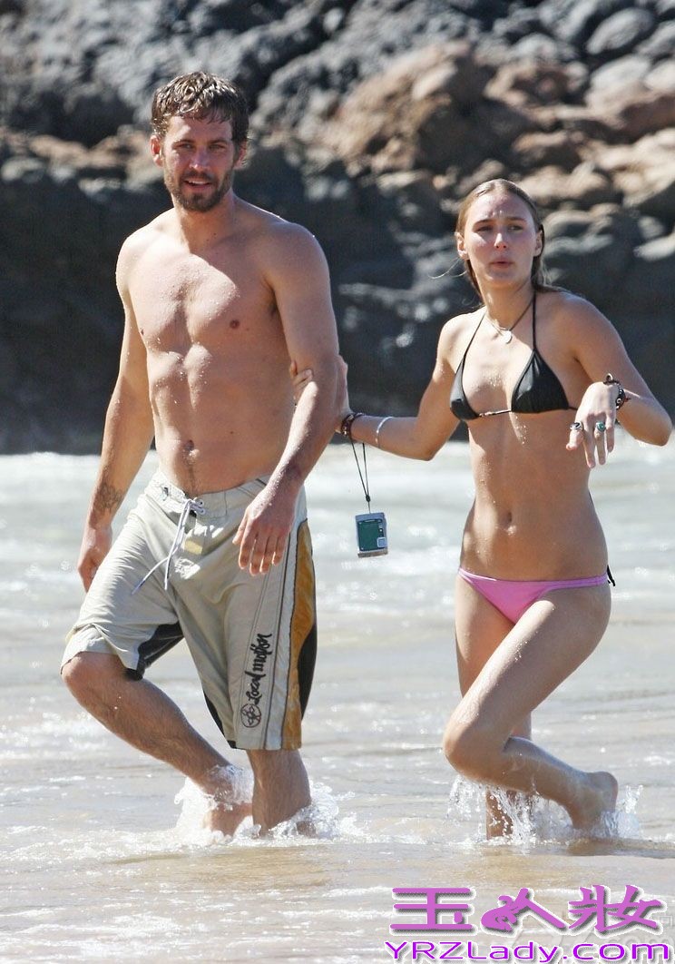 近日，欧美大片《速度与激情》男主角保罗沃克车祸身亡享年40岁。让影迷们感到很惋惜，据了解，保罗沃克当时与一位友人正在试驾一辆保时捷跑车，后因失去控制撞向路边的杆子而引起爆炸，两人均因身亡。
保罗沃克和前女友蕾贝卡育有一女，现任女友是今年23岁的贾斯敏-高斯内尔(Jasmine Pilchard-Gosnell)，一起来回顾保罗沃克生前与女友的甜蜜瞬间吧！