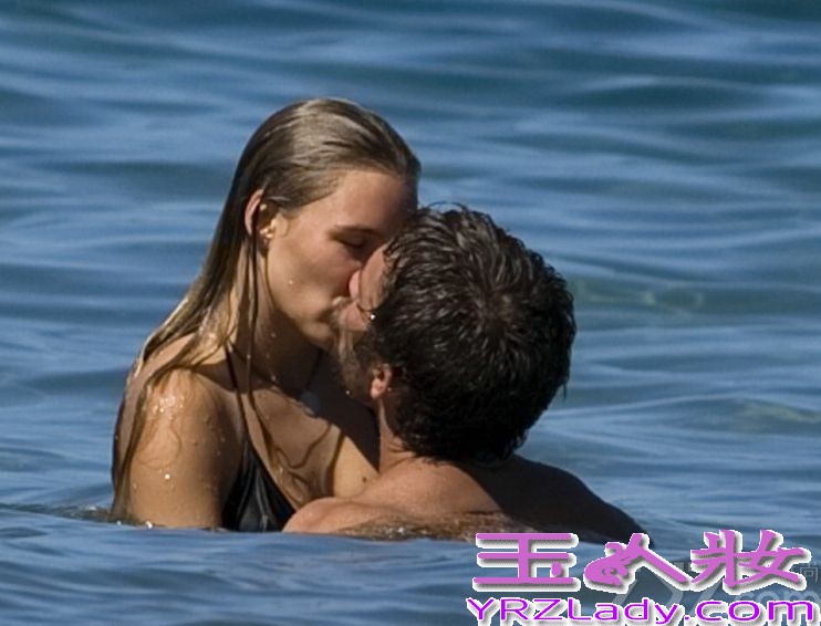 近日，欧美大片《速度与激情》男主角保罗沃克车祸身亡享年40岁。让影迷们感到很惋惜，据了解，保罗沃克当时与一位友人正在试驾一辆保时捷跑车，后因失去控制撞向路边的杆子而引起爆炸，两人均因身亡。
保罗沃克和前女友蕾贝卡育有一女，现任女友是今年23岁的贾斯敏-高斯内尔(Jasmine Pilchard-Gosnell)，一起来回顾保罗沃克生前与女友的甜蜜瞬间吧！