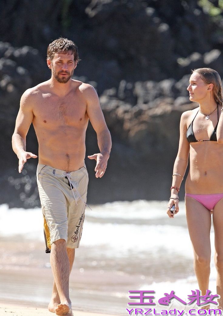 近日，欧美大片《速度与激情》男主角保罗沃克车祸身亡享年40岁。让影迷们感到很惋惜，据了解，保罗沃克当时与一位友人正在试驾一辆保时捷跑车，后因失去控制撞向路边的杆子而引起爆炸，两人均因身亡。
保罗沃克和前女友蕾贝卡育有一女，现任女友是今年23岁的贾斯敏-高斯内尔(Jasmine Pilchard-Gosnell)，一起来回顾保罗沃克生前与女友的甜蜜瞬间吧！