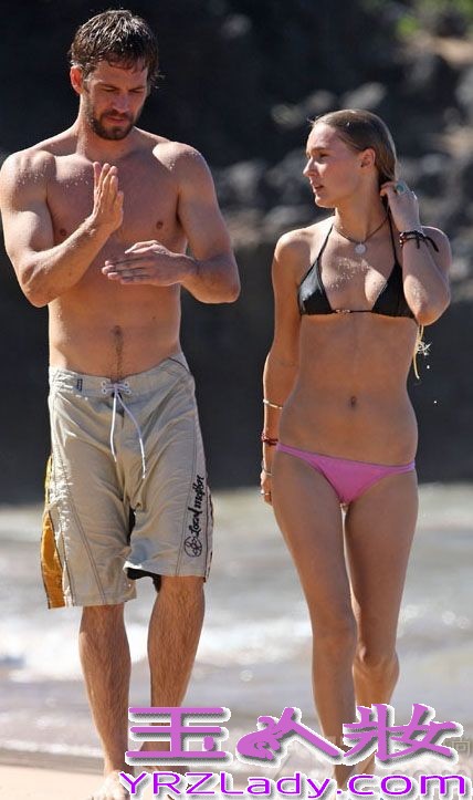 近日，欧美大片《速度与激情》男主角保罗沃克车祸身亡享年40岁。让影迷们感到很惋惜，据了解，保罗沃克当时与一位友人正在试驾一辆保时捷跑车，后因失去控制撞向路边的杆子而引起爆炸，两人均因身亡。
保罗沃克和前女友蕾贝卡育有一女，现任女友是今年23岁的贾斯敏-高斯内尔(Jasmine Pilchard-Gosnell)，一起来回顾保罗沃克生前与女友的甜蜜瞬间吧！