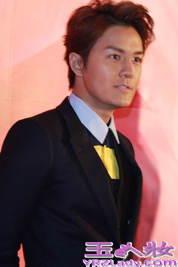 近日，《风尚志》七周年颁奖盛典在北京太庙举行。著名歌手吴克羣一身黑色西装帅气亮相，胸口的黄色和青色的撞色小方格亮眼十足。由吴克羣携手张静初、潘粤明联决主演的电影《脱轨时代》将于2014年贺岁档上映，现场吴克羣也接受访问，被问及跟几位演员首次合作的心情，克羣表示“交流很多，合作起来没有太大压力”，还称自己在准备自己的电影，期待明年能拍摄自己的电影，圆了自己的导演梦。当被问及跟赌王千金何超莲之时，吴克羣笑着表示暂不回应。