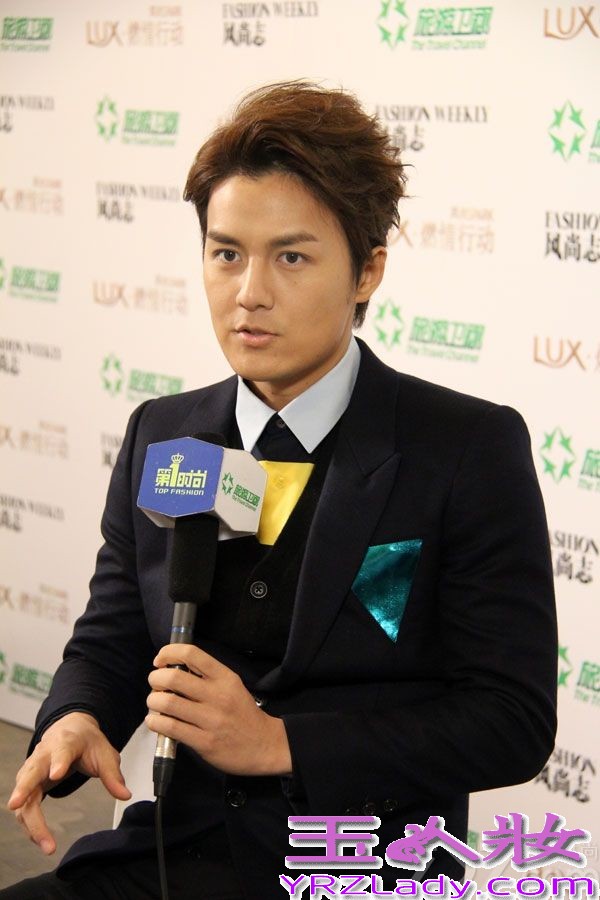 近日，《风尚志》七周年颁奖盛典在北京太庙举行。著名歌手吴克羣一身黑色西装帅气亮相，胸口的黄色和青色的撞色小方格亮眼十足。由吴克羣携手张静初、潘粤明联决主演的电影《脱轨时代》将于2014年贺岁档上映，现场吴克羣也接受访问，被问及跟几位演员首次合作的心情，克羣表示“交流很多，合作起来没有太大压力”，还称自己在准备自己的电影，期待明年能拍摄自己的电影，圆了自己的导演梦。当被问及跟赌王千金何超莲之时，吴克羣笑着表示暂不回应。