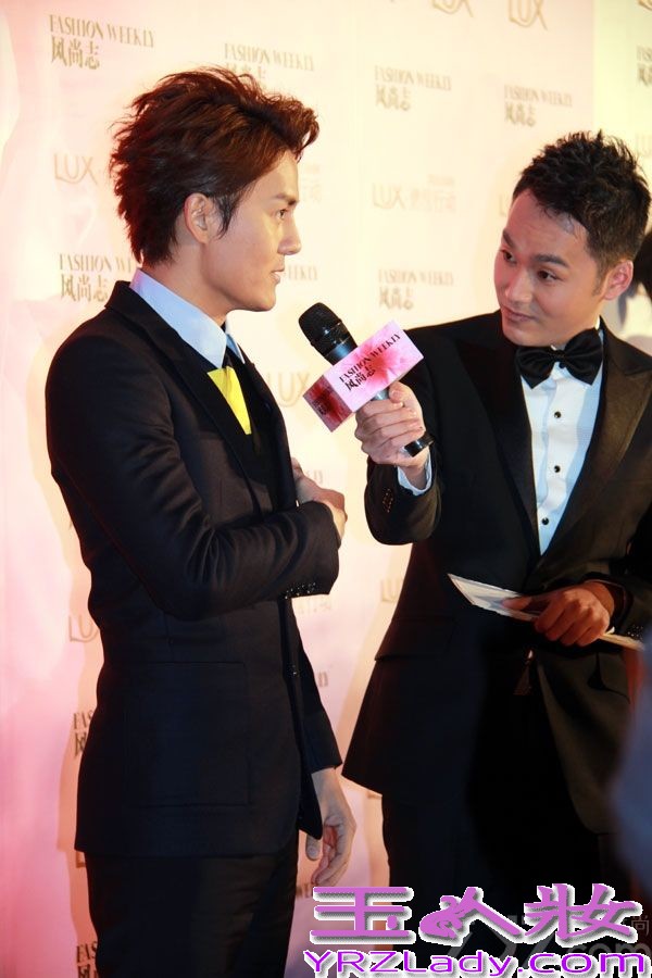 近日，《风尚志》七周年颁奖盛典在北京太庙举行。著名歌手吴克羣一身黑色西装帅气亮相，胸口的黄色和青色的撞色小方格亮眼十足。由吴克羣携手张静初、潘粤明联决主演的电影《脱轨时代》将于2014年贺岁档上映，现场吴克羣也接受访问，被问及跟几位演员首次合作的心情，克羣表示“交流很多，合作起来没有太大压力”，还称自己在准备自己的电影，期待明年能拍摄自己的电影，圆了自己的导演梦。当被问及跟赌王千金何超莲之时，吴克羣笑着表示暂不回应。