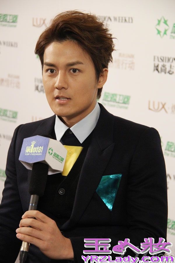 近日，《风尚志》七周年颁奖盛典在北京太庙举行。著名歌手吴克羣一身黑色西装帅气亮相，胸口的黄色和青色的撞色小方格亮眼十足。由吴克羣携手张静初、潘粤明联决主演的电影《脱轨时代》将于2014年贺岁档上映，现场吴克羣也接受访问，被问及跟几位演员首次合作的心情，克羣表示“交流很多，合作起来没有太大压力”，还称自己在准备自己的电影，期待明年能拍摄自己的电影，圆了自己的导演梦。当被问及跟赌王千金何超莲之时，吴克羣笑着表示暂不回应。