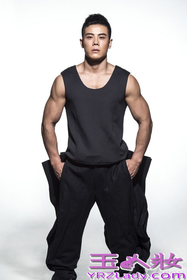 青春时尚型男计耀胜一直在挑战自我，敢于突破不同风格。2013年深秋，计耀胜特别推出了一组时尚大片。凭借演艺圈男艺人少见的性感身材，完美演绎多面型男，全新解读型男标准。
该组时尚大片由中国资深摄影师和造型师一手打造，计耀胜分别尝试了雅痞绅士、优雅度假、完美型男、活力青春、性感狂野5种不同风格造型，以优雅、温柔、霸气、专注等多种风格展现出女性眼中最具魄力的优质型男，将自身魅力发挥地淋漓尽致。镜头下的计耀胜魅力十足，时而沉稳内敛、忧郁扮酷，时而天真烂漫、动感率性，自信地演绎了新一代型男的优质独特个性。