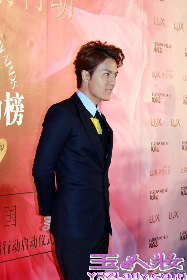 近日，《风尚志》七周年颁奖盛典在北京太庙举行。著名歌手吴克羣一身黑色西装帅气亮相，胸口的黄色和青色的撞色小方格亮眼十足。由吴克羣携手张静初、潘粤明联决主演的电影《脱轨时代》将于2014年贺岁档上映，现场吴克羣也接受访问，被问及跟几位演员首次合作的心情，克羣表示“交流很多，合作起来没有太大压力”，还称自己在准备自己的电影，期待明年能拍摄自己的电影，圆了自己的导演梦。当被问及跟赌王千金何超莲之时，吴克羣笑着表示暂不回应。