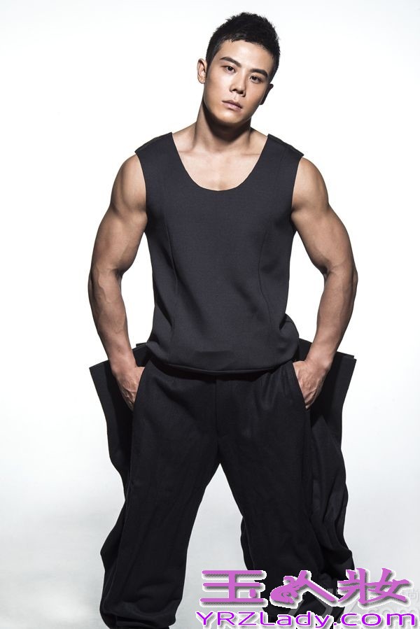 青春时尚型男计耀胜一直在挑战自我，敢于突破不同风格。2013年深秋，计耀胜特别推出了一组时尚大片。凭借演艺圈男艺人少见的性感身材，完美演绎多面型男，全新解读型男标准。
该组时尚大片由中国资深摄影师和造型师一手打造，计耀胜分别尝试了雅痞绅士、优雅度假、完美型男、活力青春、性感狂野5种不同风格造型，以优雅、温柔、霸气、专注等多种风格展现出女性眼中最具魄力的优质型男，将自身魅力发挥地淋漓尽致。镜头下的计耀胜魅力十足，时而沉稳内敛、忧郁扮酷，时而天真烂漫、动感率性，自信地演绎了新一代型男的优质独特个性。