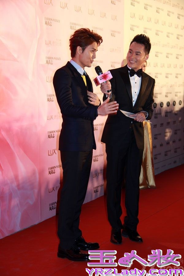 近日，《风尚志》七周年颁奖盛典在北京太庙举行。著名歌手吴克羣一身黑色西装帅气亮相，胸口的黄色和青色的撞色小方格亮眼十足。由吴克羣携手张静初、潘粤明联决主演的电影《脱轨时代》将于2014年贺岁档上映，现场吴克羣也接受访问，被问及跟几位演员首次合作的心情，克羣表示“交流很多，合作起来没有太大压力”，还称自己在准备自己的电影，期待明年能拍摄自己的电影，圆了自己的导演梦。当被问及跟赌王千金何超莲之时，吴克羣笑着表示暂不回应。