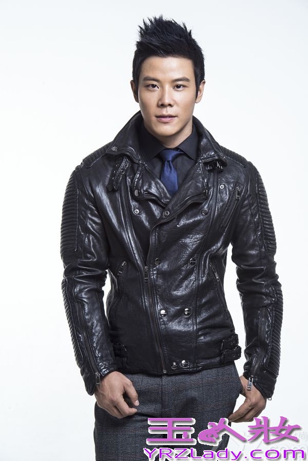 青春时尚型男计耀胜一直在挑战自我，敢于突破不同风格。2013年深秋，计耀胜特别推出了一组时尚大片。凭借演艺圈男艺人少见的性感身材，完美演绎多面型男，全新解读型男标准。
该组时尚大片由中国资深摄影师和造型师一手打造，计耀胜分别尝试了雅痞绅士、优雅度假、完美型男、活力青春、性感狂野5种不同风格造型，以优雅、温柔、霸气、专注等多种风格展现出女性眼中最具魄力的优质型男，将自身魅力发挥地淋漓尽致。镜头下的计耀胜魅力十足，时而沉稳内敛、忧郁扮酷，时而天真烂漫、动感率性，自信地演绎了新一代型男的优质独特个性。