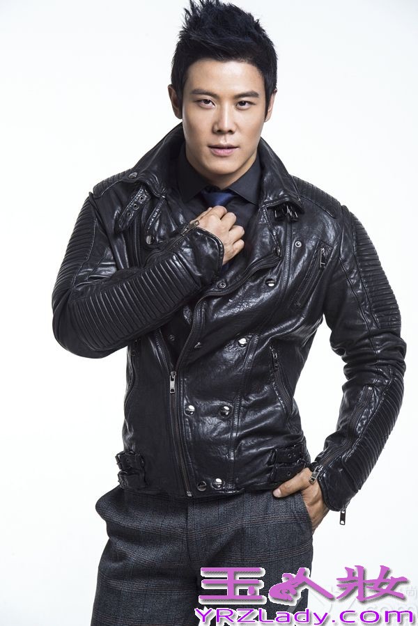 青春时尚型男计耀胜一直在挑战自我，敢于突破不同风格。2013年深秋，计耀胜特别推出了一组时尚大片。凭借演艺圈男艺人少见的性感身材，完美演绎多面型男，全新解读型男标准。
该组时尚大片由中国资深摄影师和造型师一手打造，计耀胜分别尝试了雅痞绅士、优雅度假、完美型男、活力青春、性感狂野5种不同风格造型，以优雅、温柔、霸气、专注等多种风格展现出女性眼中最具魄力的优质型男，将自身魅力发挥地淋漓尽致。镜头下的计耀胜魅力十足，时而沉稳内敛、忧郁扮酷，时而天真烂漫、动感率性，自信地演绎了新一代型男的优质独特个性。