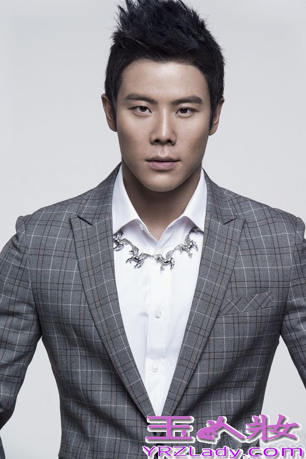 青春时尚型男计耀胜一直在挑战自我，敢于突破不同风格。2013年深秋，计耀胜特别推出了一组时尚大片。凭借演艺圈男艺人少见的性感身材，完美演绎多面型男，全新解读型男标准。
该组时尚大片由中国资深摄影师和造型师一手打造，计耀胜分别尝试了雅痞绅士、优雅度假、完美型男、活力青春、性感狂野5种不同风格造型，以优雅、温柔、霸气、专注等多种风格展现出女性眼中最具魄力的优质型男，将自身魅力发挥地淋漓尽致。镜头下的计耀胜魅力十足，时而沉稳内敛、忧郁扮酷，时而天真烂漫、动感率性，自信地演绎了新一代型男的优质独特个性。