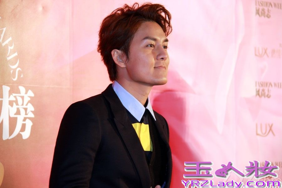 近日，《风尚志》七周年颁奖盛典在北京太庙举行。著名歌手吴克羣一身黑色西装帅气亮相，胸口的黄色和青色的撞色小方格亮眼十足。由吴克羣携手张静初、潘粤明联决主演的电影《脱轨时代》将于2014年贺岁档上映，现场吴克羣也接受访问，被问及跟几位演员首次合作的心情，克羣表示“交流很多，合作起来没有太大压力”，还称自己在准备自己的电影，期待明年能拍摄自己的电影，圆了自己的导演梦。当被问及跟赌王千金何超莲之时，吴克羣笑着表示暂不回应。