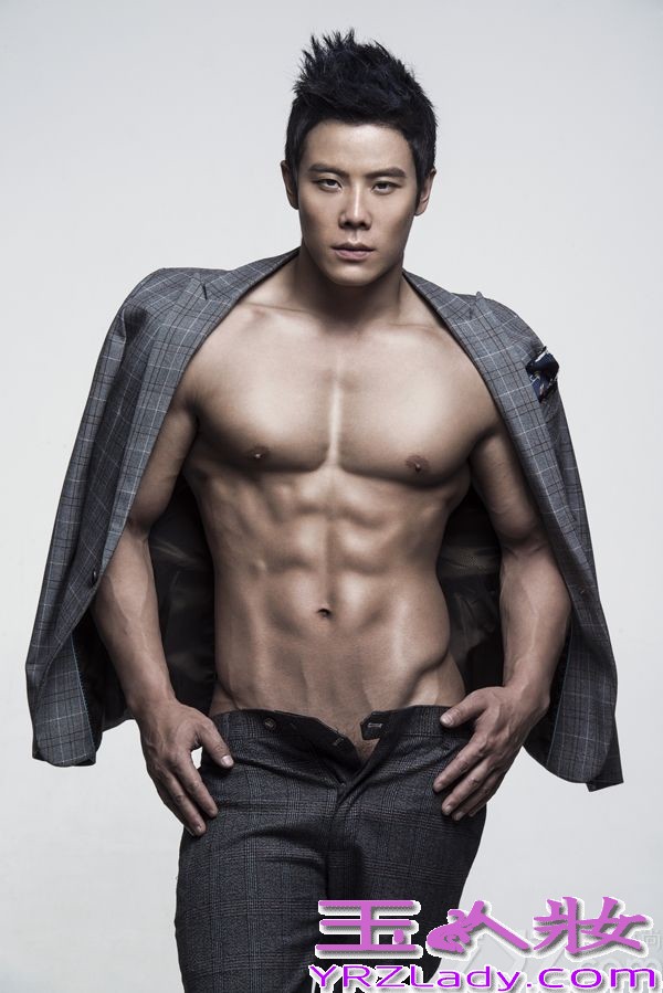 青春时尚型男计耀胜一直在挑战自我，敢于突破不同风格。2013年深秋，计耀胜特别推出了一组时尚大片。凭借演艺圈男艺人少见的性感身材，完美演绎多面型男，全新解读型男标准。
该组时尚大片由中国资深摄影师和造型师一手打造，计耀胜分别尝试了雅痞绅士、优雅度假、完美型男、活力青春、性感狂野5种不同风格造型，以优雅、温柔、霸气、专注等多种风格展现出女性眼中最具魄力的优质型男，将自身魅力发挥地淋漓尽致。镜头下的计耀胜魅力十足，时而沉稳内敛、忧郁扮酷，时而天真烂漫、动感率性，自信地演绎了新一代型男的优质独特个性。