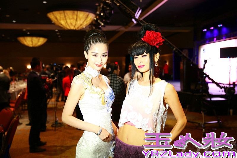 蓝燕在好莱坞红毯凭借一抹白色＂青花瓷凤袍＂高级定制曳地礼服，亮相即赢得全世界媒体的闪光灯聚焦，在好莱坞红毯上脱颖而出！被誉为“中国最性感时尚新宠”的蓝燕此次整体造型妆容到礼服，中西合璧，无一不体现出疯狂的元素，在红毯上蓝燕宛如一个3D立体而又疯狂的中国版芭比娃娃，绽放天赋之美，并在好莱坞掀起了一股疯狂的‘中国美’的风潮。据悉，蓝燕即将于下月继续征战英国伦敦电影节，让我们拭目以待吧。