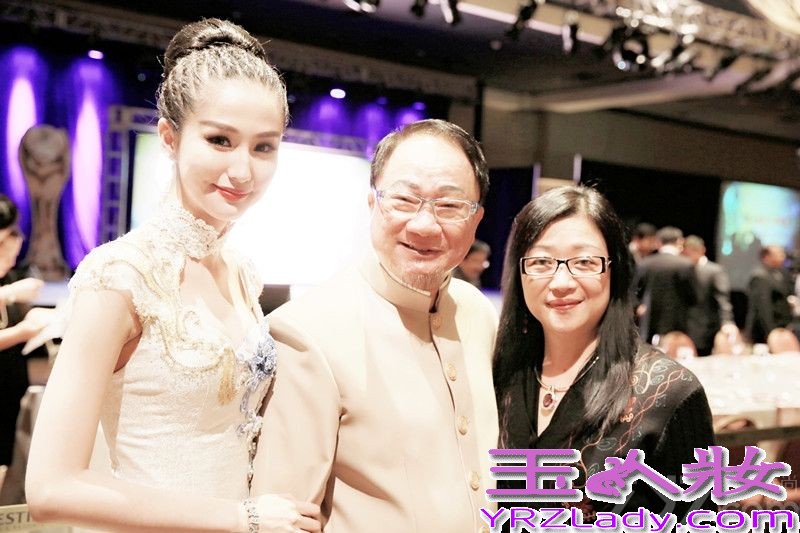 蓝燕在好莱坞红毯凭借一抹白色＂青花瓷凤袍＂高级定制曳地礼服，亮相即赢得全世界媒体的闪光灯聚焦，在好莱坞红毯上脱颖而出！被誉为“中国最性感时尚新宠”的蓝燕此次整体造型妆容到礼服，中西合璧，无一不体现出疯狂的元素，在红毯上蓝燕宛如一个3D立体而又疯狂的中国版芭比娃娃，绽放天赋之美，并在好莱坞掀起了一股疯狂的‘中国美’的风潮。据悉，蓝燕即将于下月继续征战英国伦敦电影节，让我们拭目以待吧。