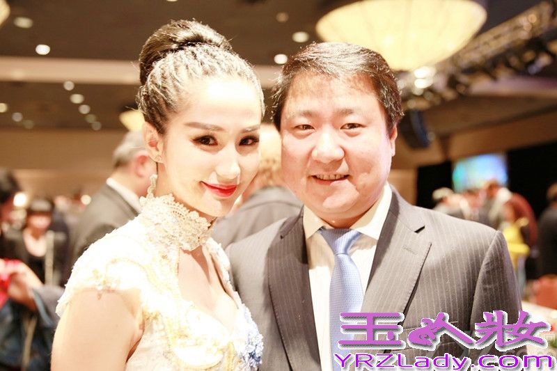 蓝燕在好莱坞红毯凭借一抹白色＂青花瓷凤袍＂高级定制曳地礼服，亮相即赢得全世界媒体的闪光灯聚焦，在好莱坞红毯上脱颖而出！被誉为“中国最性感时尚新宠”的蓝燕此次整体造型妆容到礼服，中西合璧，无一不体现出疯狂的元素，在红毯上蓝燕宛如一个3D立体而又疯狂的中国版芭比娃娃，绽放天赋之美，并在好莱坞掀起了一股疯狂的‘中国美’的风潮。据悉，蓝燕即将于下月继续征战英国伦敦电影节，让我们拭目以待吧。
