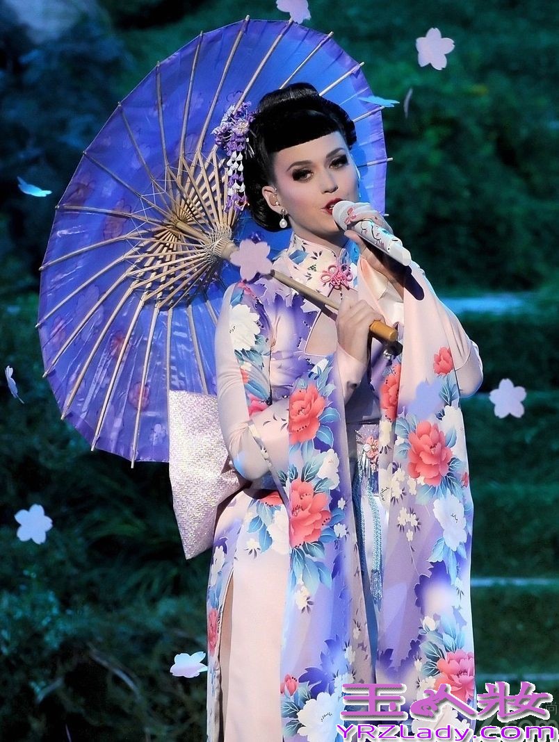 美国时间2013年11月24日晚8点，2013全美音乐奖颁奖典礼在洛杉矶举行，水果姐katy perry、麦莉赛勒斯、Lady GaGa、水果姐、蕾哈娜等人出席，可谓星光璀璨！其中水果姐登台变艺妓雪乳抢镜，麦莉赛勒斯身穿三角裤献唱，奋力嘶吼表情狰狞。

