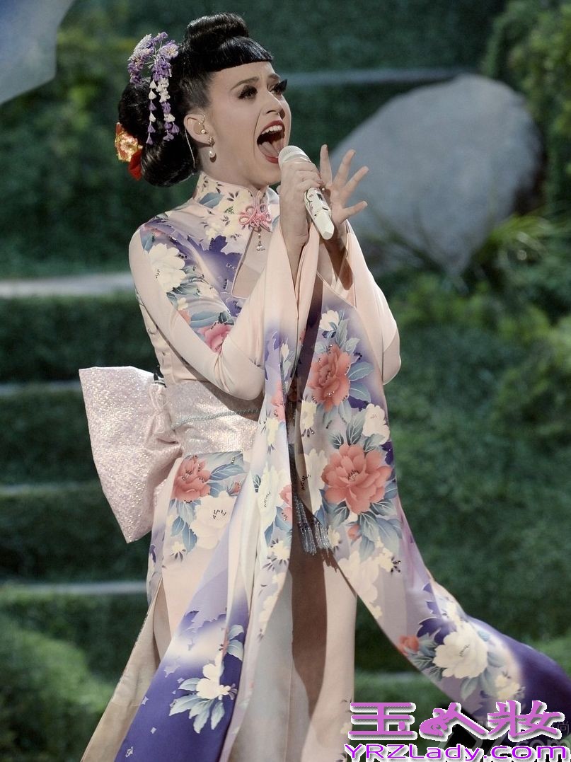 美国时间2013年11月24日晚8点，2013全美音乐奖颁奖典礼在洛杉矶举行，水果姐katy perry、麦莉赛勒斯、Lady GaGa、水果姐、蕾哈娜等人出席，可谓星光璀璨！其中水果姐登台变艺妓雪乳抢镜，麦莉赛勒斯身穿三角裤献唱，奋力嘶吼表情狰狞。

