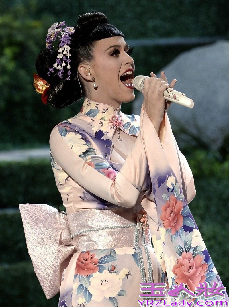 美国时间2013年11月24日晚8点，2013全美音乐奖颁奖典礼在洛杉矶举行，水果姐katy perry、麦莉赛勒斯、Lady GaGa、水果姐、蕾哈娜等人出席，可谓星光璀璨！其中水果姐登台变艺妓雪乳抢镜，麦莉赛勒斯身穿三角裤献唱，奋力嘶吼表情狰狞。

