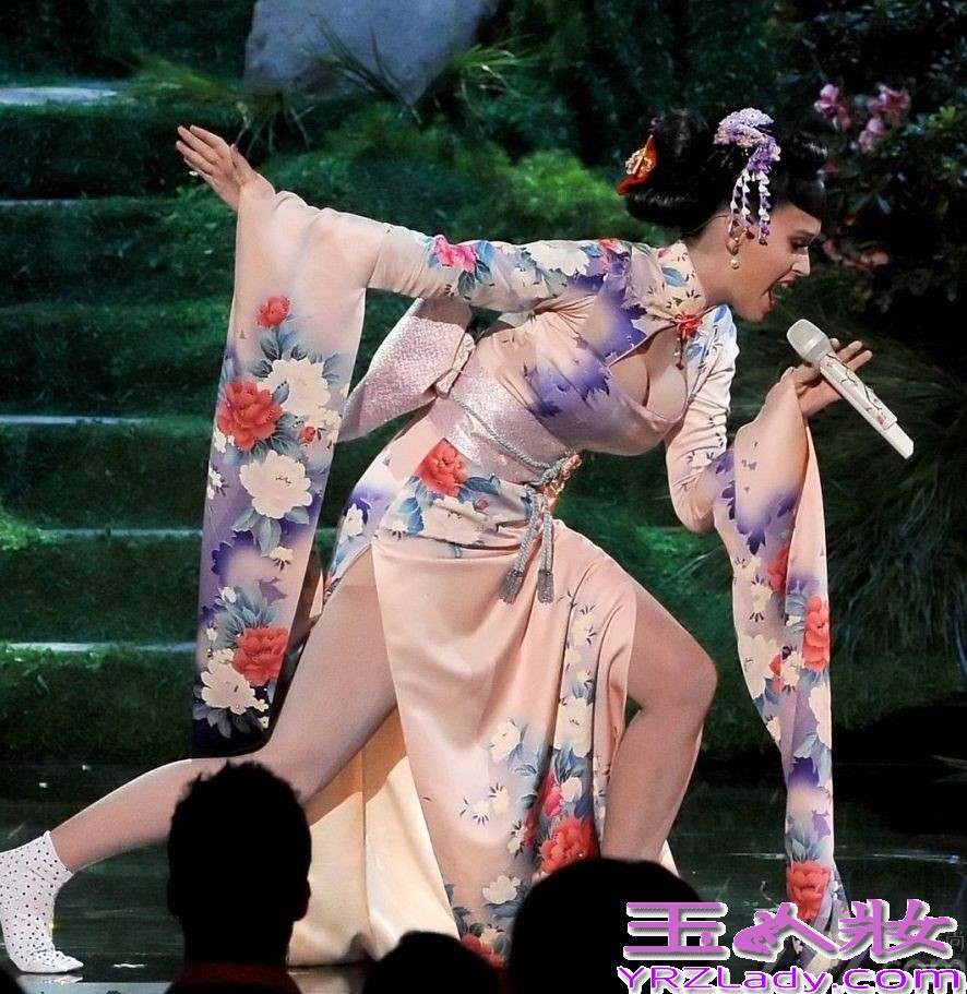 美国时间2013年11月24日晚8点，2013全美音乐奖颁奖典礼在洛杉矶举行，水果姐katy perry、麦莉赛勒斯、Lady GaGa、水果姐、蕾哈娜等人出席，可谓星光璀璨！其中水果姐登台变艺妓雪乳抢镜，麦莉赛勒斯身穿三角裤献唱，奋力嘶吼表情狰狞。

