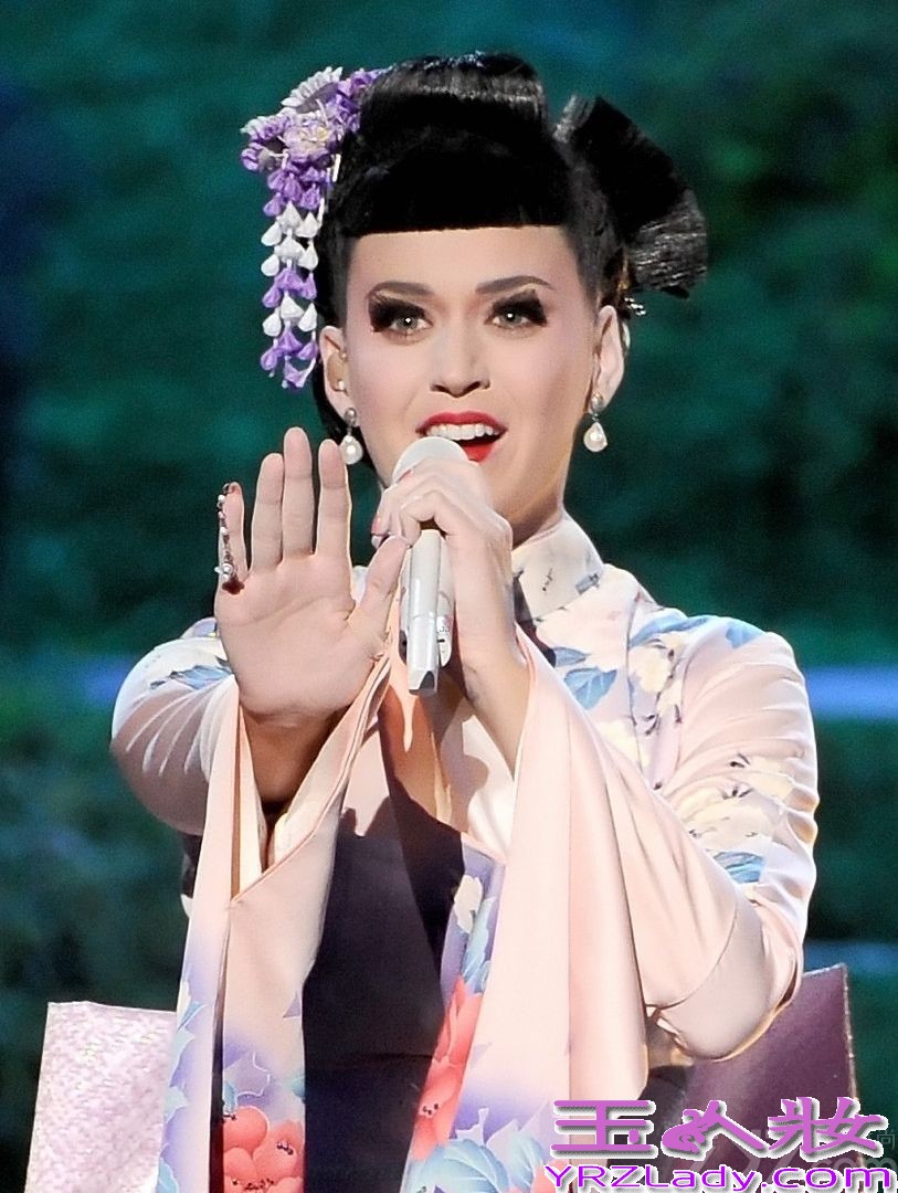 美国时间2013年11月24日晚8点，2013全美音乐奖颁奖典礼在洛杉矶举行，水果姐katy perry、麦莉赛勒斯、Lady GaGa、水果姐、蕾哈娜等人出席，可谓星光璀璨！其中水果姐登台变艺妓雪乳抢镜，麦莉赛勒斯身穿三角裤献唱，奋力嘶吼表情狰狞。

