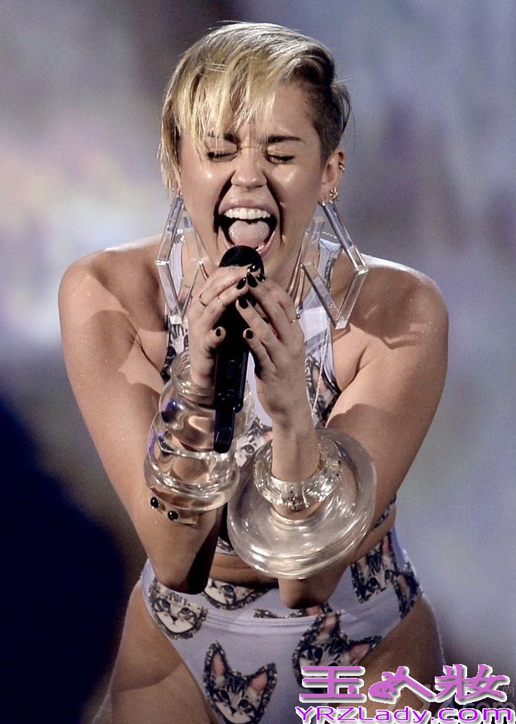 美国时间2013年11月24日晚8点，2013全美音乐奖颁奖典礼在洛杉矶举行，水果姐katy perry、麦莉赛勒斯、Lady GaGa、水果姐、蕾哈娜等人出席，可谓星光璀璨！其中水果姐登台变艺妓雪乳抢镜，麦莉赛勒斯身穿三角裤献唱，奋力嘶吼表情狰狞。

