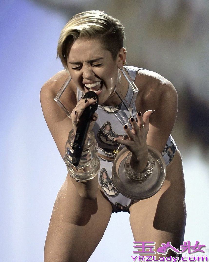 美国时间2013年11月24日晚8点，2013全美音乐奖颁奖典礼在洛杉矶举行，水果姐katy perry、麦莉赛勒斯、Lady GaGa、水果姐、蕾哈娜等人出席，可谓星光璀璨！其中水果姐登台变艺妓雪乳抢镜，麦莉赛勒斯身穿三角裤献唱，奋力嘶吼表情狰狞。

