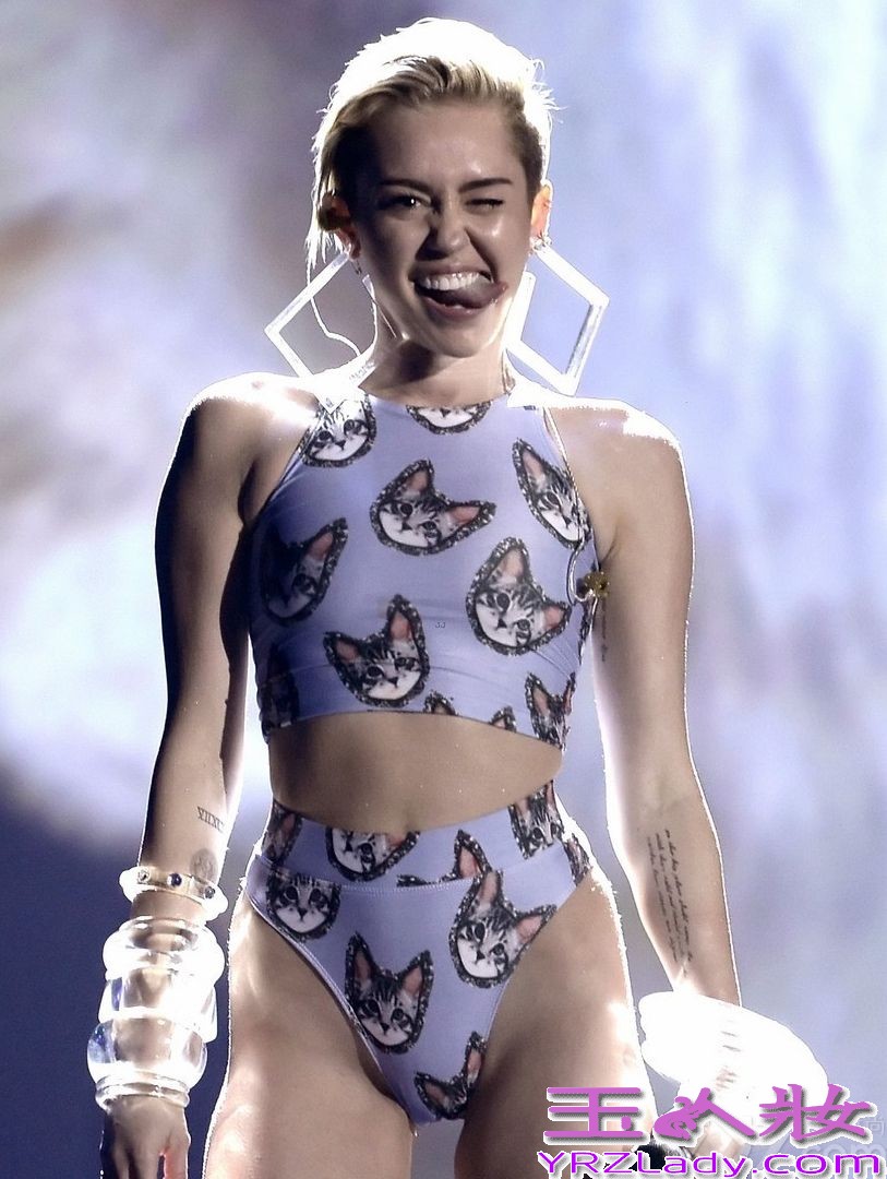 美国时间2013年11月24日晚8点，2013全美音乐奖颁奖典礼在洛杉矶举行，水果姐katy perry、麦莉赛勒斯、Lady GaGa、水果姐、蕾哈娜等人出席，可谓星光璀璨！其中水果姐登台变艺妓雪乳抢镜，麦莉赛勒斯身穿三角裤献唱，奋力嘶吼表情狰狞。

