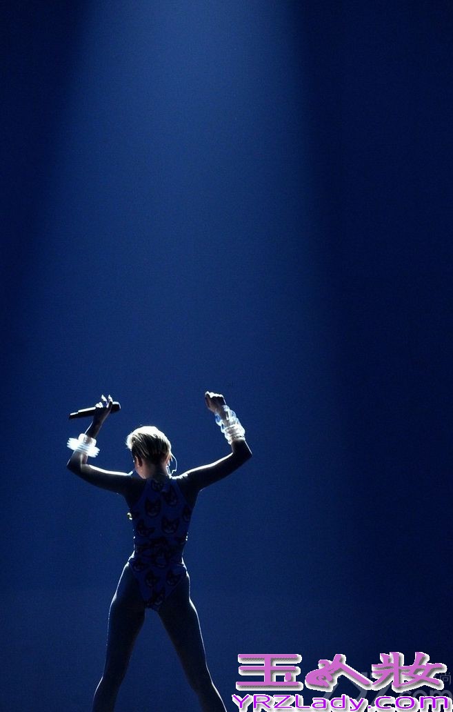 美国时间2013年11月24日晚8点，2013全美音乐奖颁奖典礼在洛杉矶举行，水果姐katy perry、麦莉赛勒斯、Lady GaGa、水果姐、蕾哈娜等人出席，可谓星光璀璨！其中水果姐登台变艺妓雪乳抢镜，麦莉赛勒斯身穿三角裤献唱，奋力嘶吼表情狰狞。

