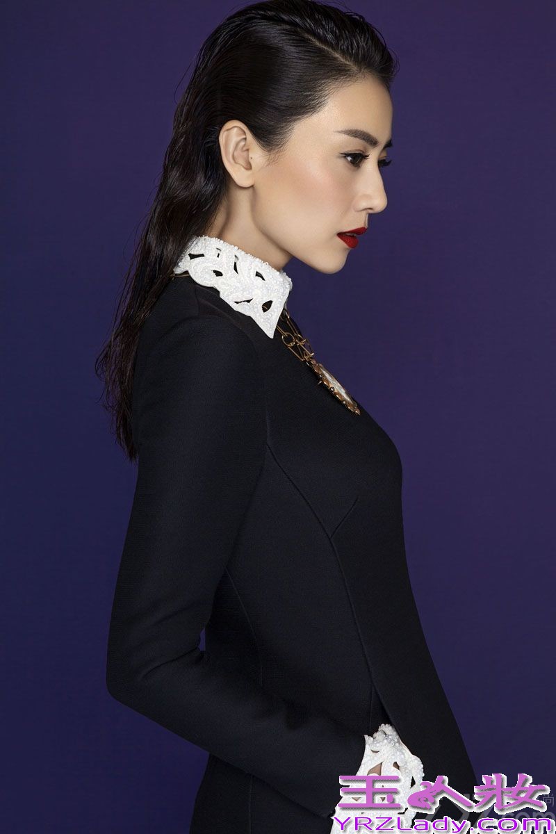 日前，高圆圆为某杂志拍摄了一组封面和内页时尚大片。大片中，高圆圆一改往日淡雅清纯的形象，梳起的油头干练利落，搭配复古红唇和帅气裤装，演绎出别样的都市性感。采访中谈及正在热播的新剧《咱们结婚吧》，高圆圆说道：“刘江导演是拿梯子让我们翻墙的那种导演，会给演员新的创作空间，我演了很多年安稳的、被安排好的角色，这次能够跟着“戏痴”海波即兴创作、快速反应，属于盼了好久、刚刚好的机会。”